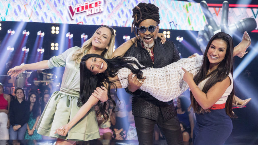 Claudia Leitte, Carlinhos Brown e a dupla Simone & Simaria no The Voice Kids