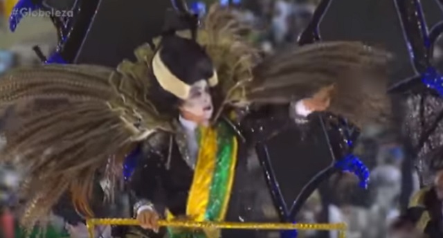 Vampiro com faixa presidencial no desfile das escolas de samba