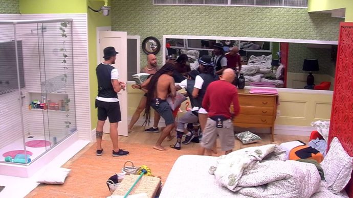 Brothers brincam após festa no BBB18 (Reprodução: TV Globo)