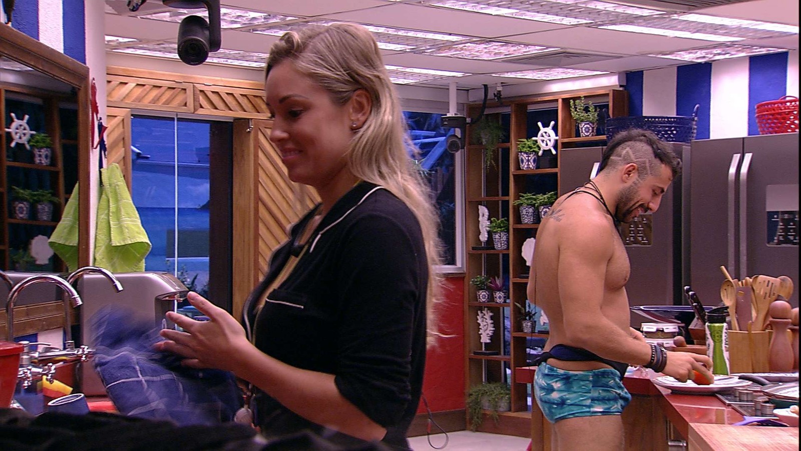 Kaysar e Jéssica na cozinha do BBB18 (Reprodução: TV Globo)