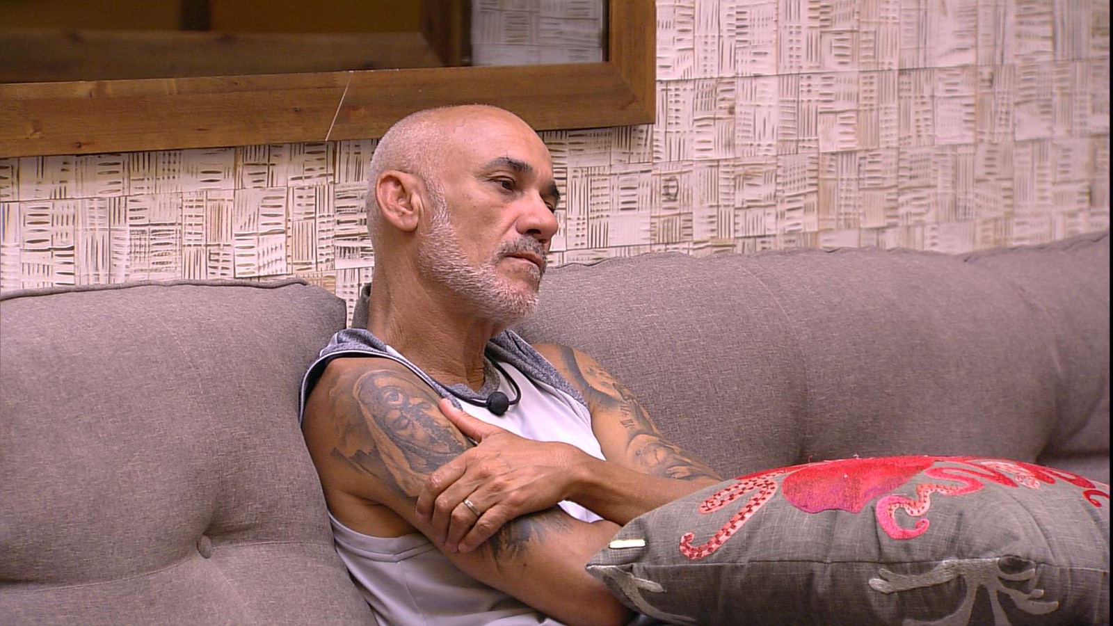 Ayrton fica pensativo em dia de formaçõa de paredão no BBB18 (Reprodução: TV Globo)
