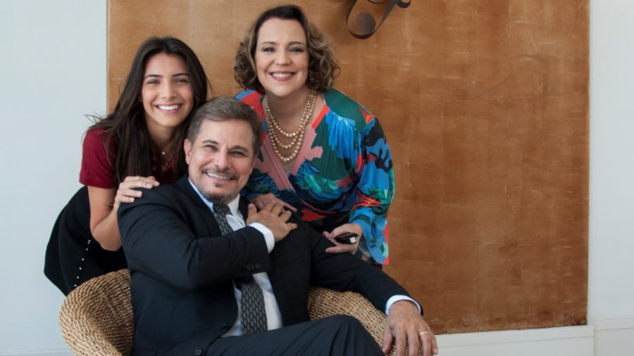 Eduardo ( Edson Celulari ), Isadora ( Ana Beatriz Nogueira ) e Pérola ( Rayssa Bratillieri ) em Malhação: Vidas Brasileiras
