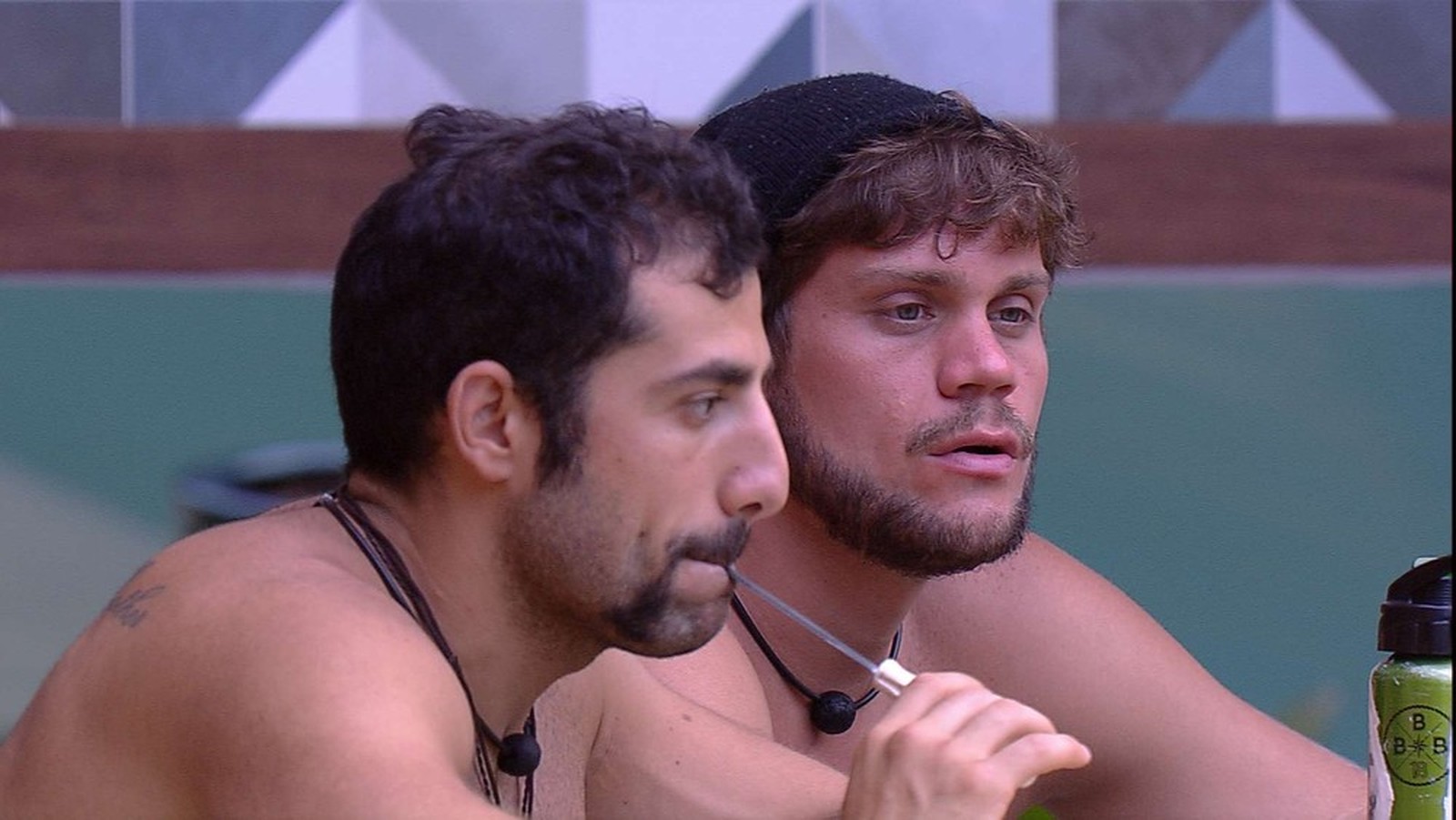 Breno e Kayar conversam na área externa do BBB18 (Reprodução: TV Globo)