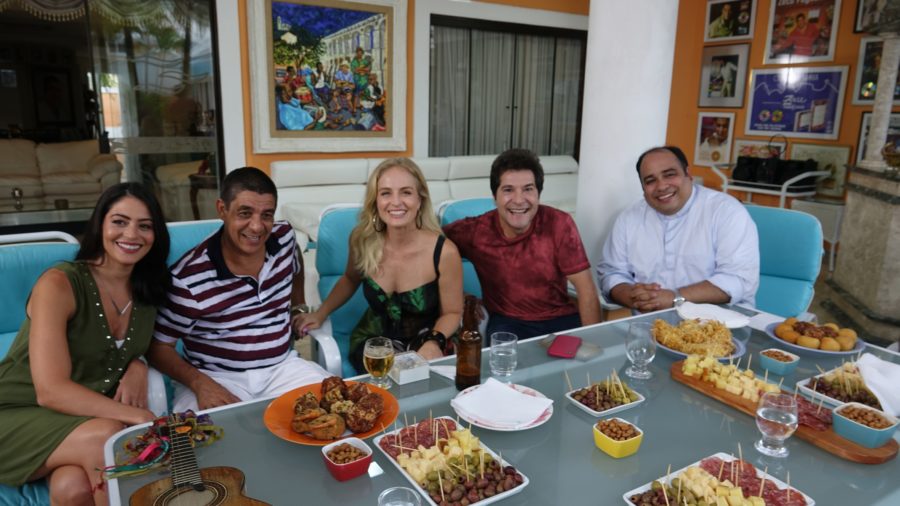 Carol Castro, Zeca Pagodinho, Angélica, Daniel e Padre Omar no Estrelas