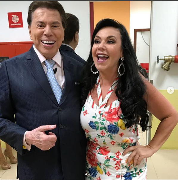 A apresentadora Flor posa para foto ao lado de Silvio Santos nos bastidores do SBT (Reprodução: Instagram)