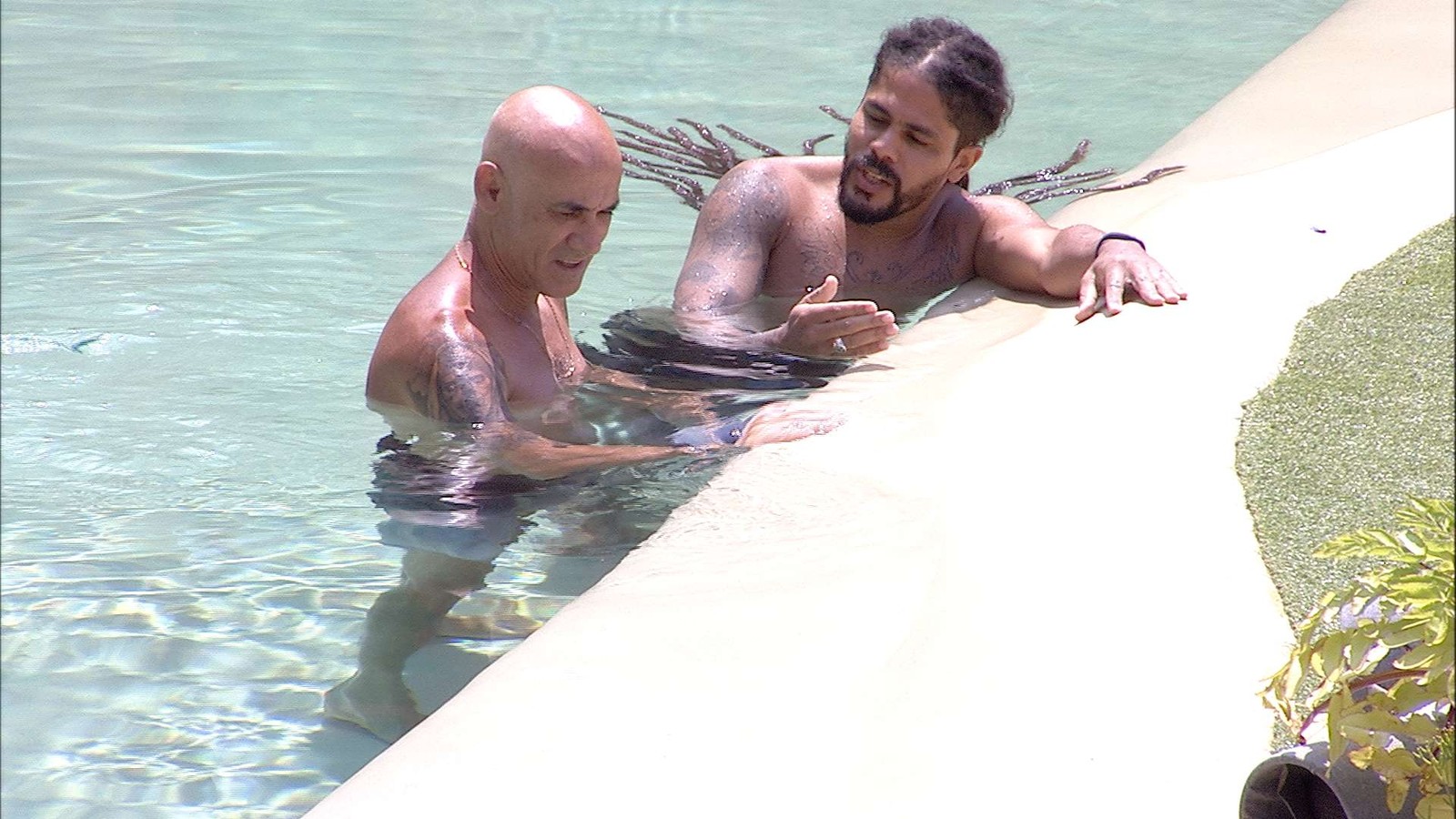 Ayrton e Viegas aproveitam o sol do Rio para nadar na piscina do BBB18 (Reprodução: TV Globo)