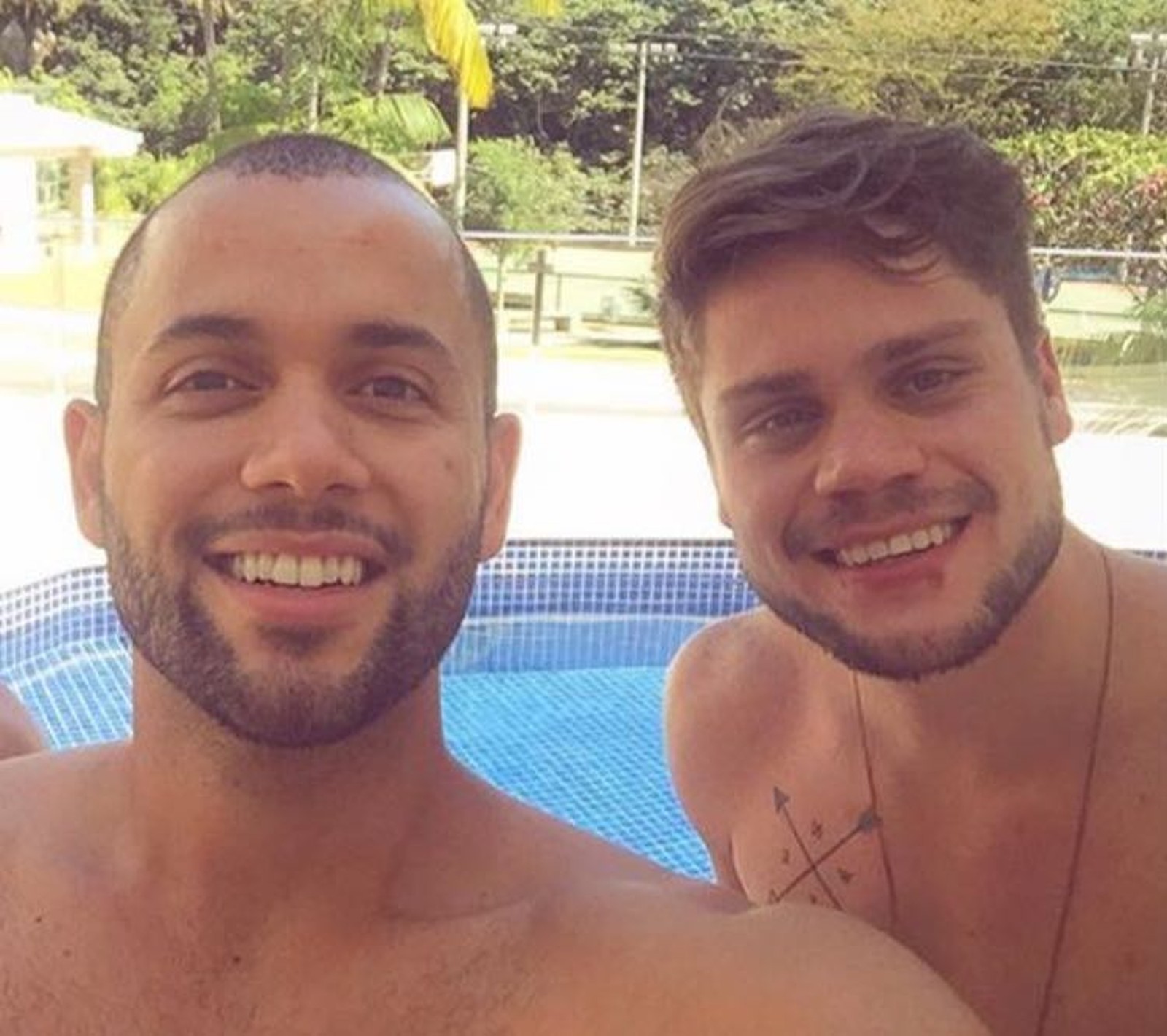 Jordan e Breno posam para foto em piscina (Reprodução: TV Globo)
