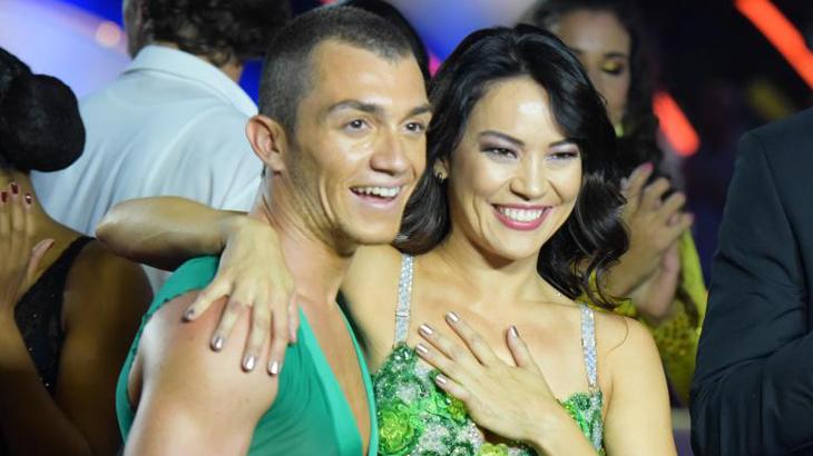 O bailarino Téo e Geovanna Tominaga no Dancing Brasil