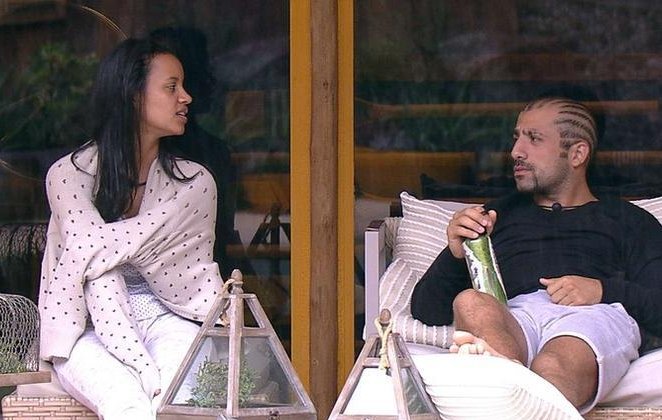 Gleici e Kaysar conversam na área externa do BBB18 (Reprodução: TV Globo)