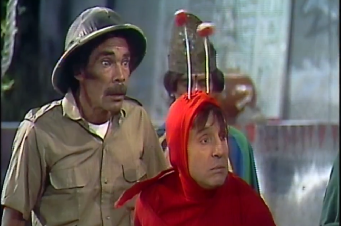 Ramón Valdez e Roberto Bolaños em cena do episódio O Descobrimento da Terra Perdida, de Chapolin (Reprodução/Multishow)