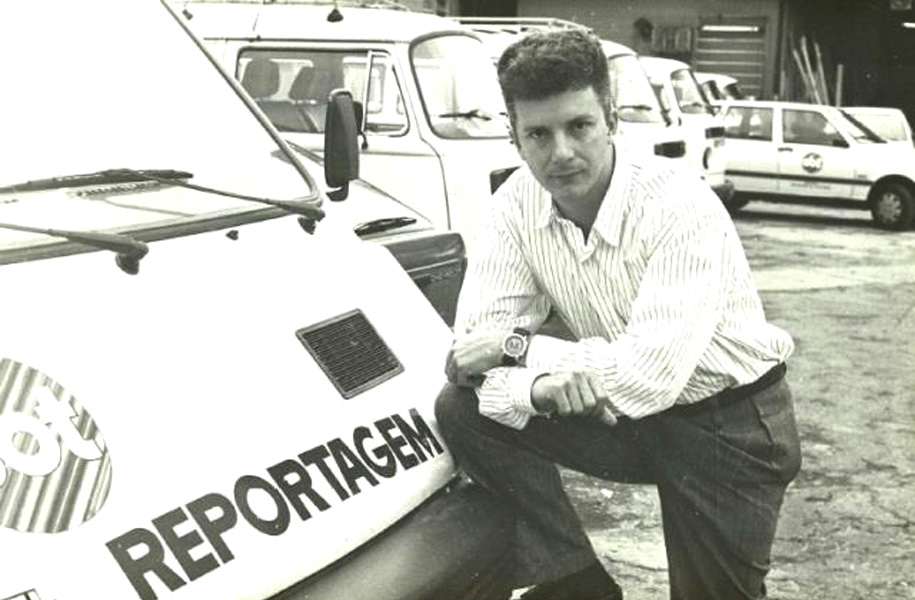 Celso Russomanno diante de carro de reportagem do SBT nos anos 1990
