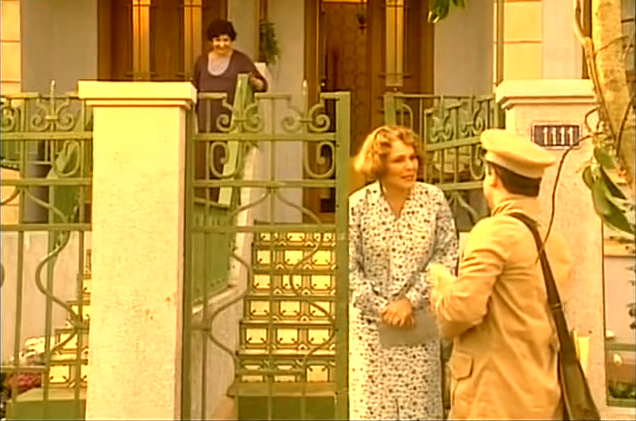 Dona Lola atendendo a um dos muitos chamados do carteiro diante de sua casa