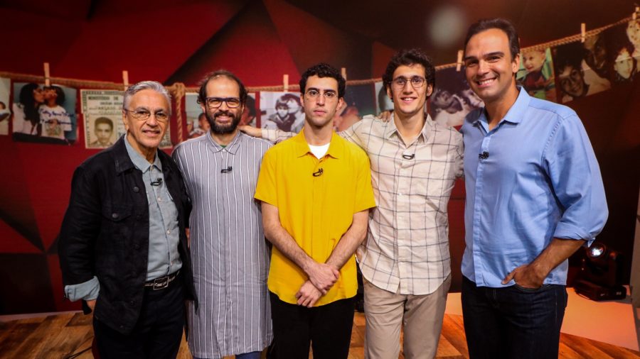 O apresentador Tadeu Schmidt recebe Caetano Veloso e os filhos Moreno, Zeca e Tom no palco do Fantástico