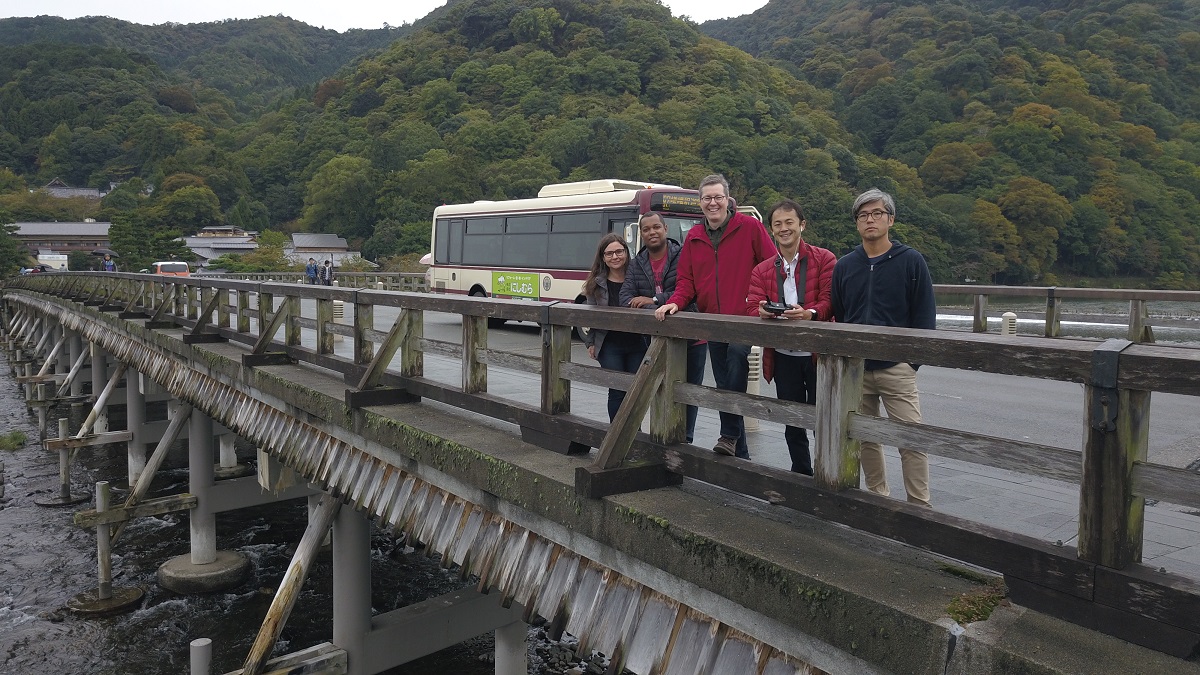 A equipe do ‘Globo Repórter’ na ponte de Kyoto.