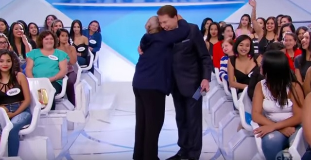 Mulher surpreende e abraça Silvio Santos, no SBT