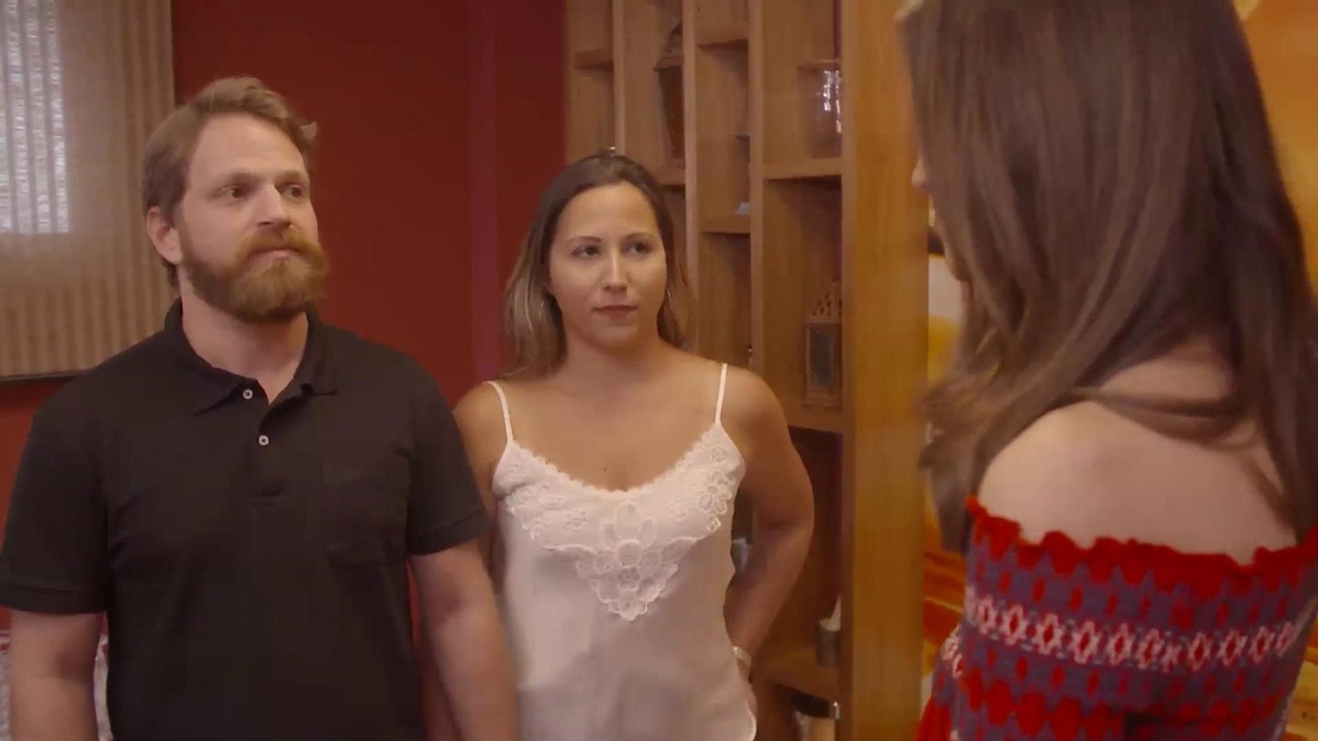Chris Flores conversa com os noivos Allan e Carol no Fábrica de Casamentos