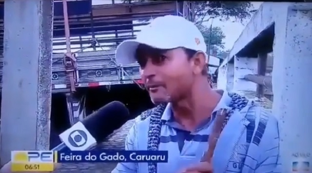 Repórter é surpreendido por entrevistado, ao vivo, na Globo
