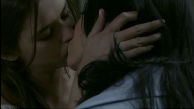 A colombiana Juana Arias e a mexicana Gloria Stalina deram beijo lésbico em O Senhor dos Céus (Divulgação)