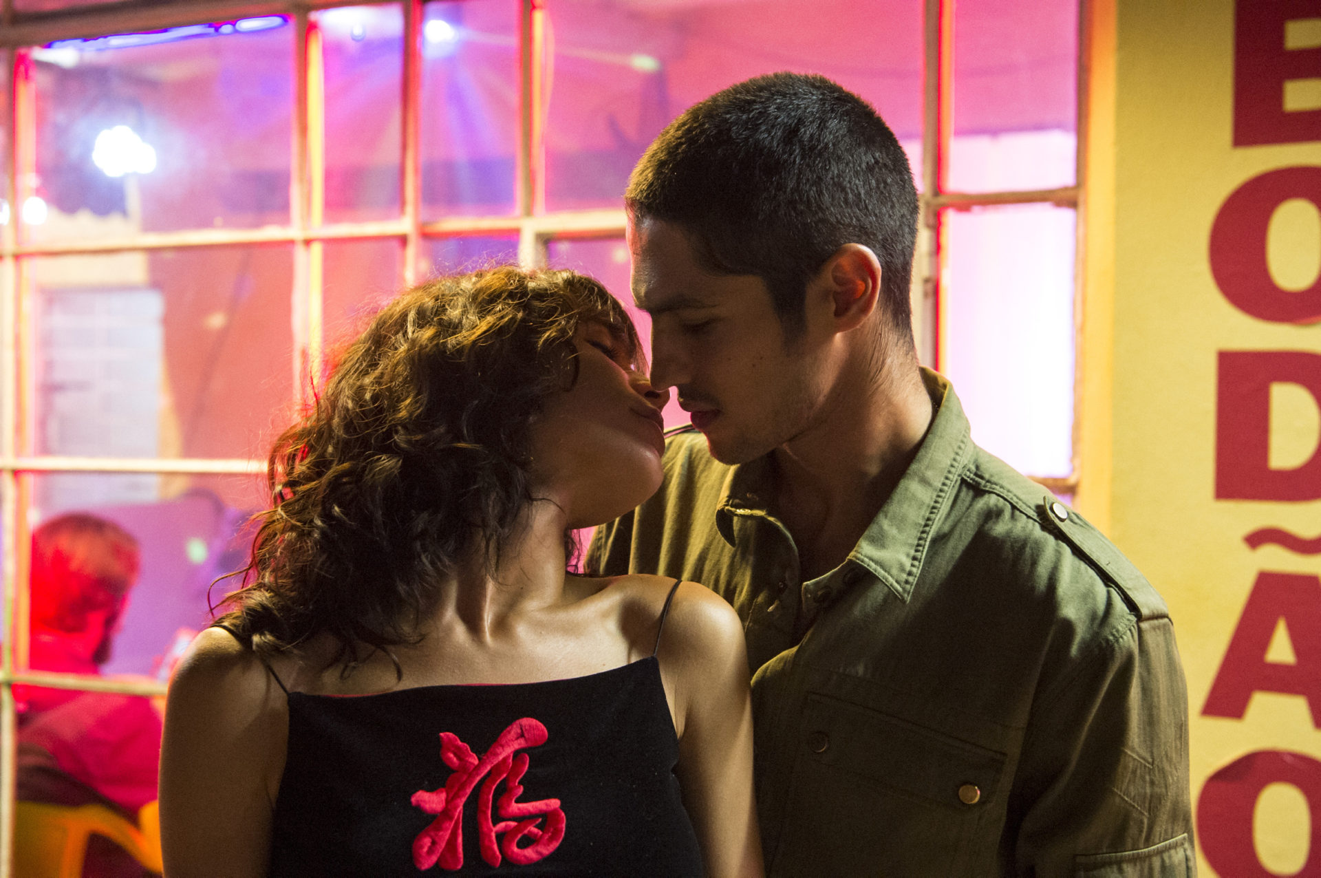 Valquiria ( Carla Salle ) e Hermano ( Gabriel Leone ) se beijam pela primeira vez.