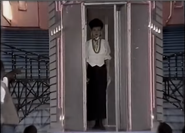 Xuxa saindo do elevador em um dos programas