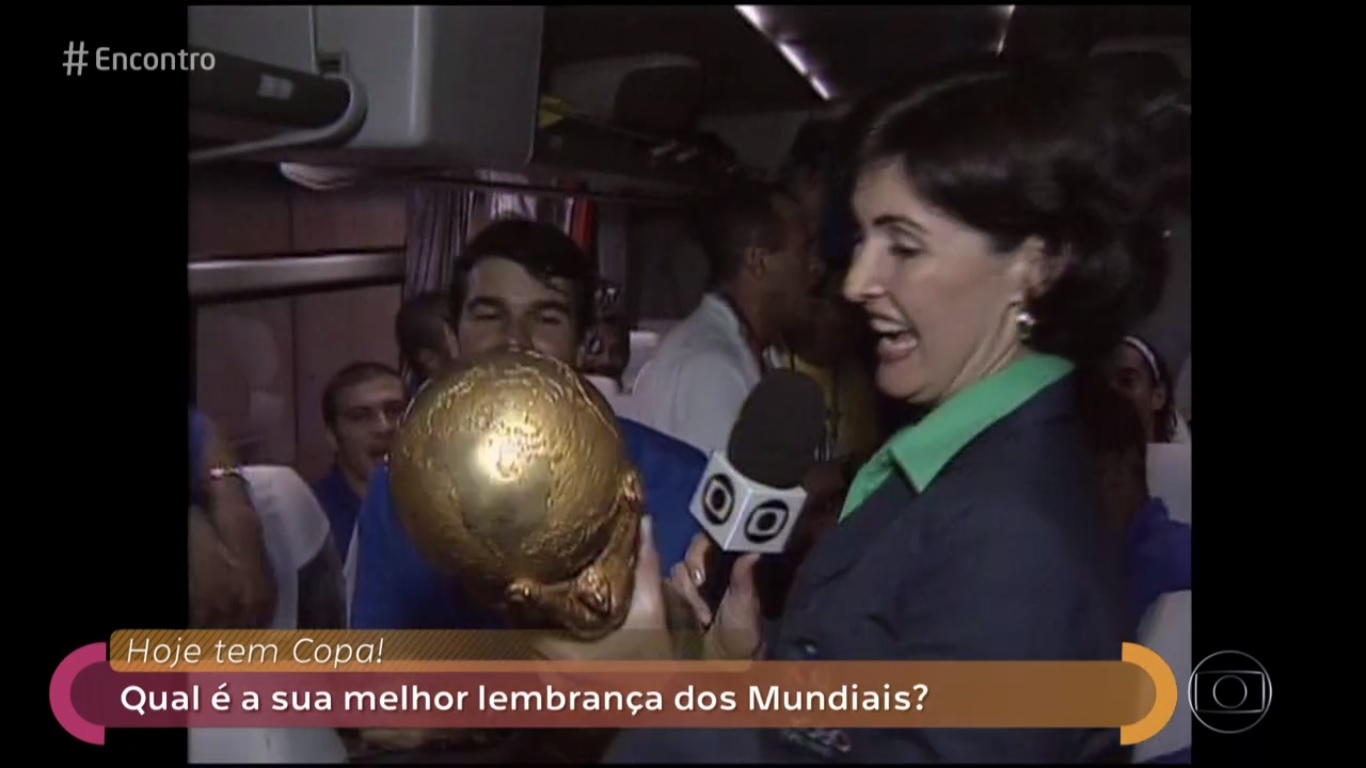Fatima Bernardes segurando a taca da Copa do Mundo de 2002