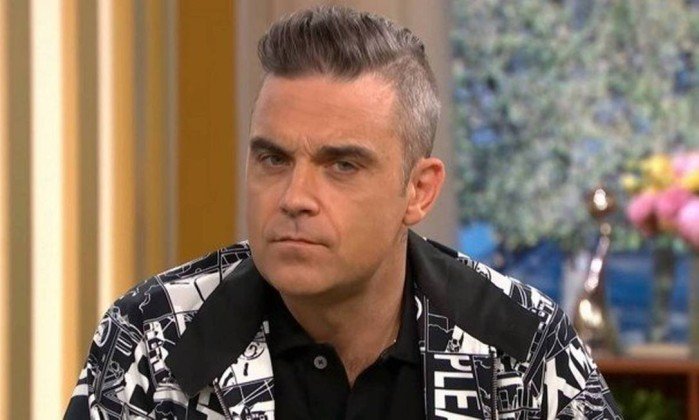 Robbie Williams falou em programa de TV sobre ter mostrado o dedo do meio na cerimonia de abertura da Copa do Mundo