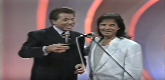 Apresentador Silvio Santos e o cantor Roberto Carlos no programa Em Nome do Amor, do SBT