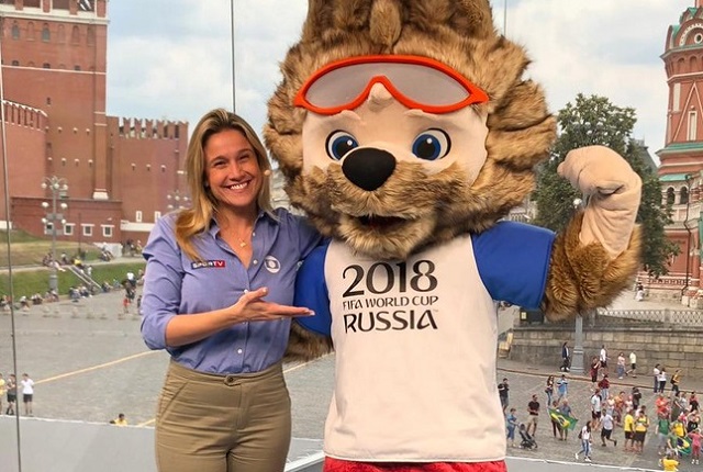 Fernanda Gentil, da Globo, e o mascote da Copa do Mundo da Rússia