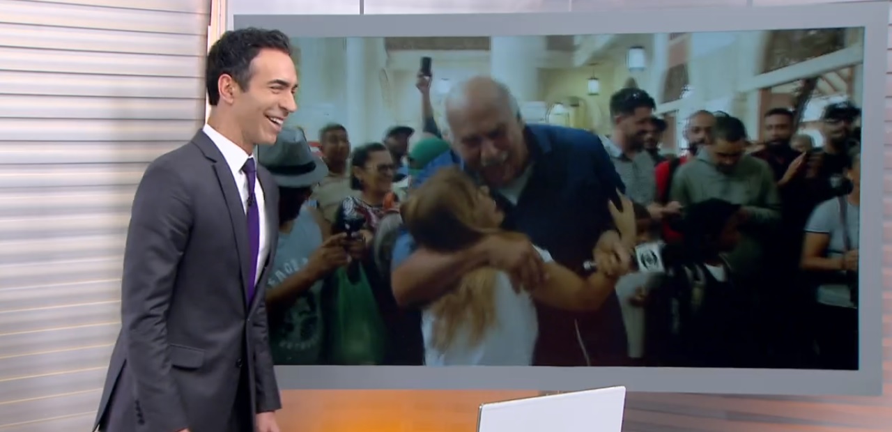 Marcio Canuto recebeu abraco de mulher enquanto realizava link para o SP1, telejornal da Globo