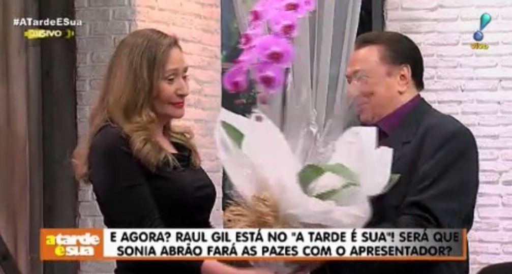 Raul Gil entregou flores para Sonia Abrao no A Tarde e Sua