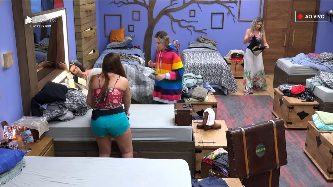 Ana Paula Renault recebe ajuda de amigas para arrumar mala
