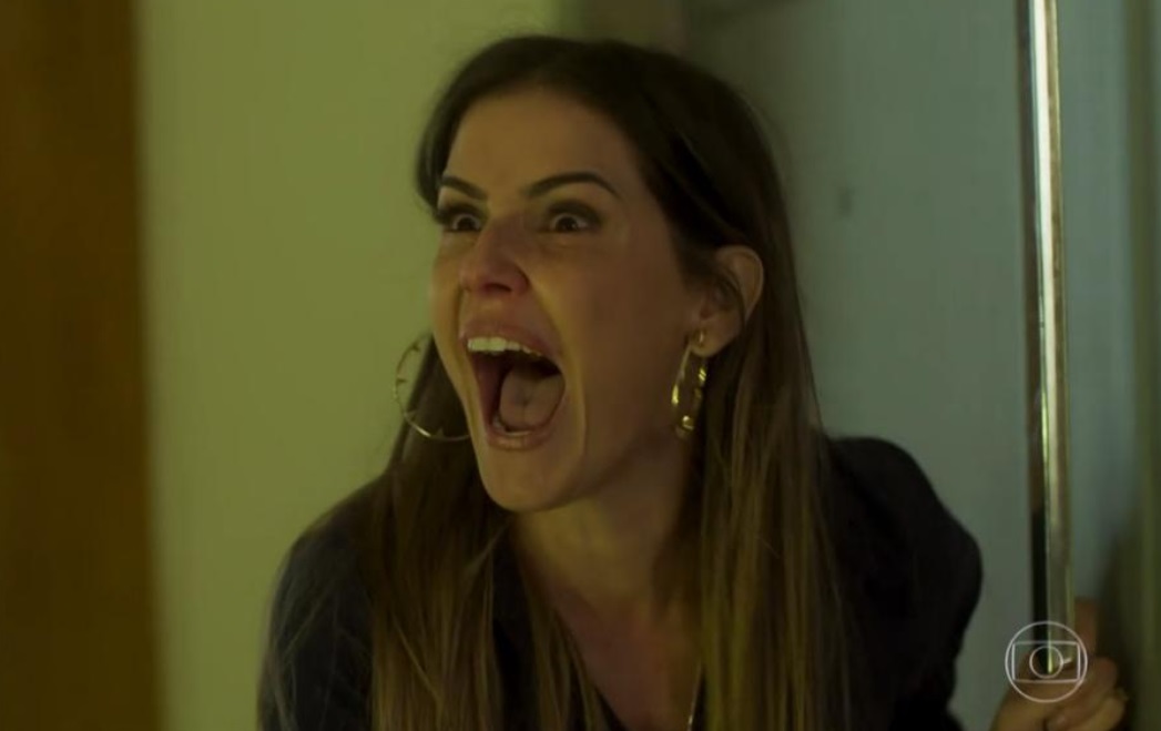 Karola (Deborah Secco) é desmascarada outra vez por Beto Falcão (Foto: Reprodução / Globo)