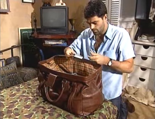 Carlão (Eduardo Moscovis) e a mala de dinheiro que mudou sua vida (Reprodução/TV Globo)