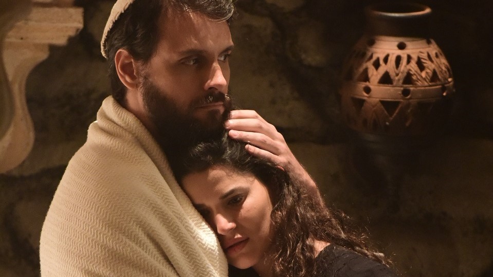 Laila (Manuela Do Monte) é consolada por Jairo (Felipe Cunha) em Jesus