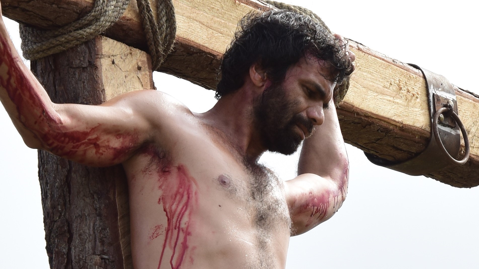 Ami (Felipe Cardoso) é crucificado em Jesus