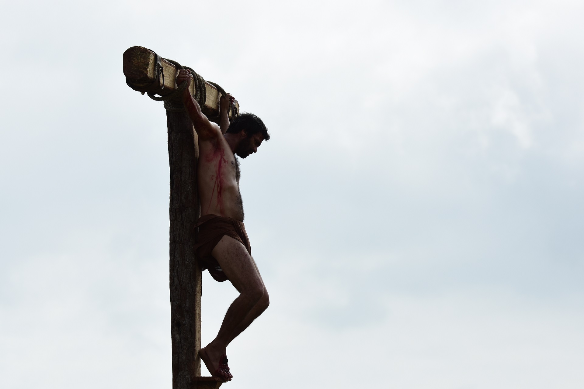 Crucificação de Ami (Felipe Cardoso) em Jesus 