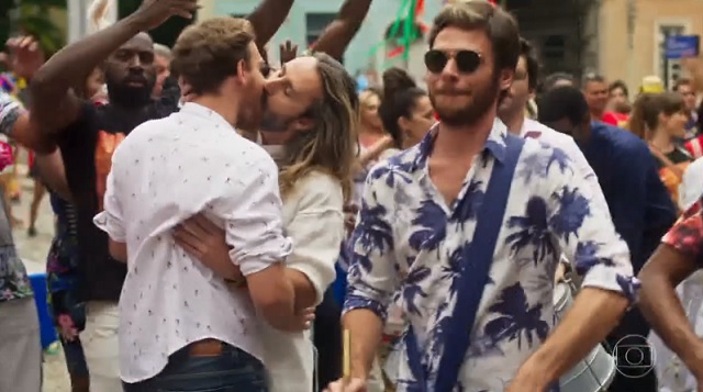 Depois de evitar selinho gay, Segundo Sol surpreende com beijão entre homens