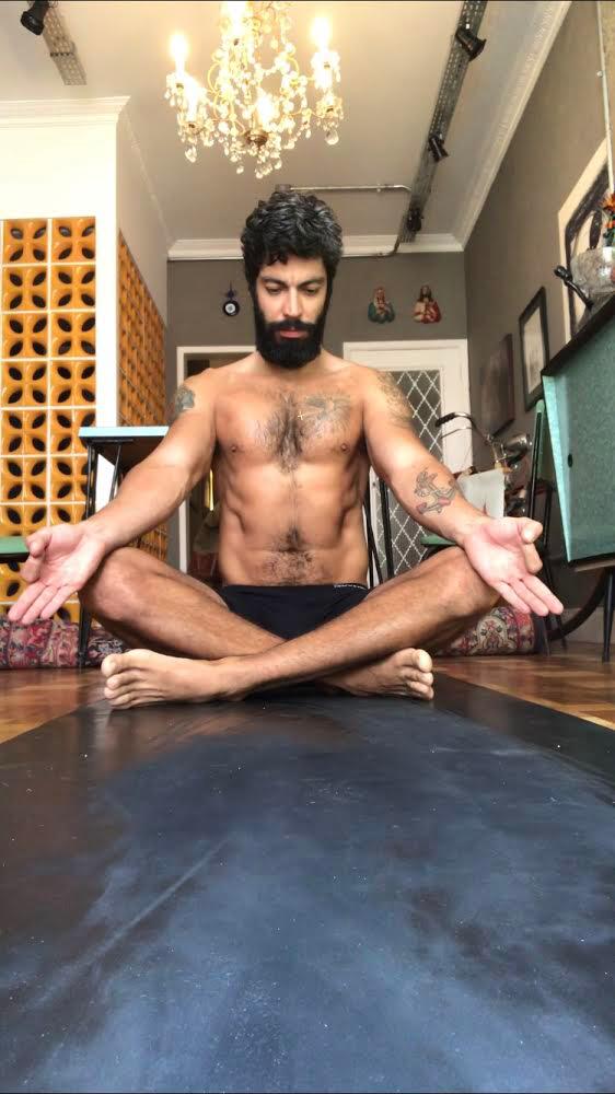 Vandré Silveira praticando Yoga