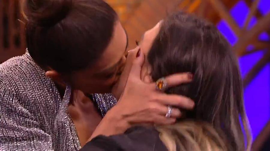 Juliana Paes participa do Lady Night e beija Tatá Werneck