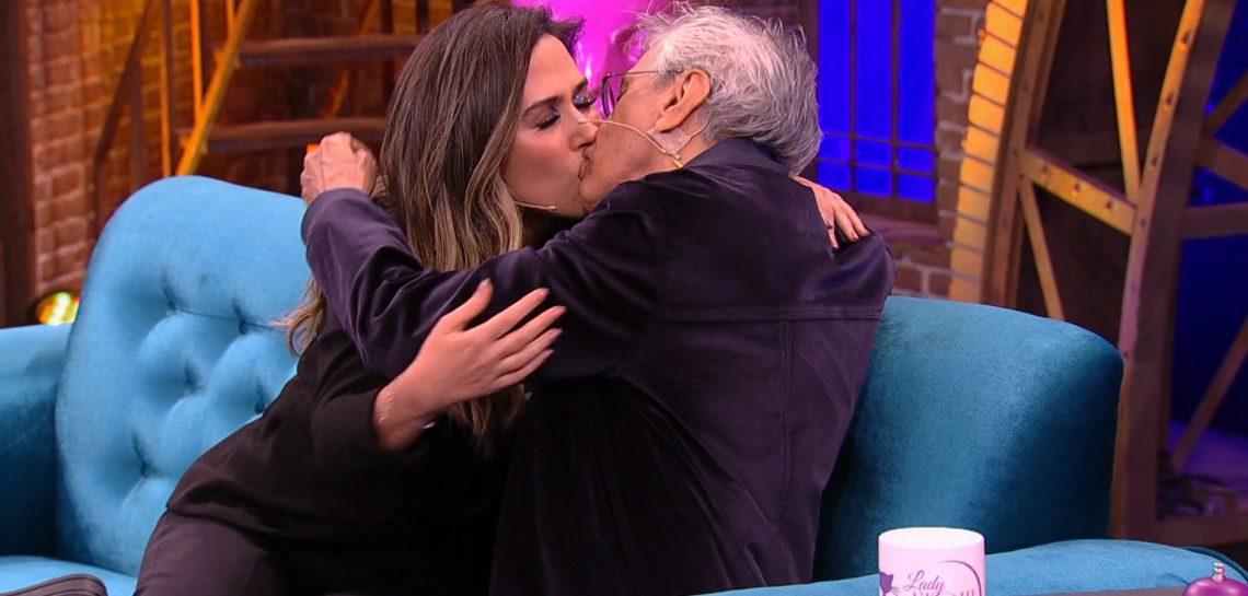 Tatá Werneck e Caetano Veloso se beijam no Lady Night (Foto: Reprodução)