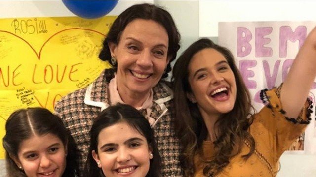 Rosi Campos é recebida por Juliana Paiva, Nathália Rodrigues e Raphaela Alvitos (Foto: Reprodução)