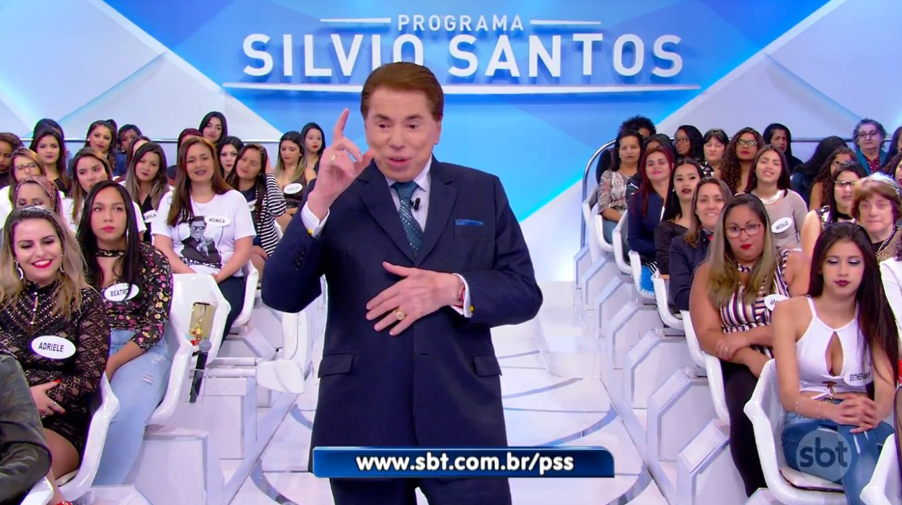 Silvio Santos apresentando o Jogo das 3 Pistas