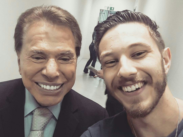 Gabriel Cartolano faz selfie com Silvio Santos (Reprodução: Internet)