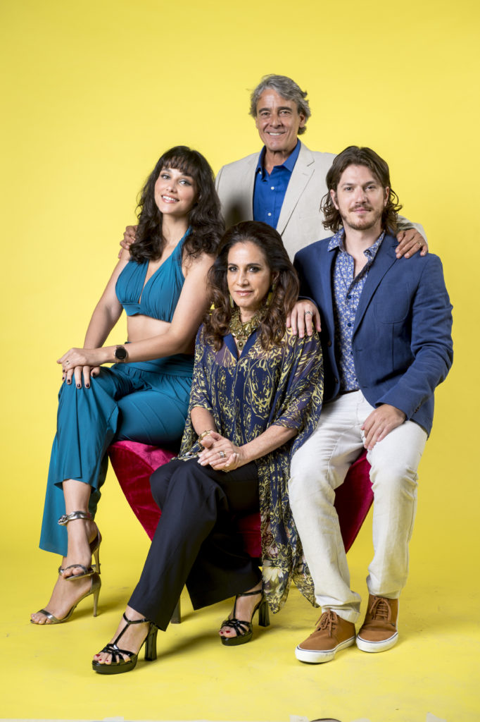 Família Ferreira Lima - Quinzão (Alexandre Borges), Mercedes (Totia Meireles), Quinzinho (Caio Paduan) e Gisela (Débora Nascimento) em Verão 90