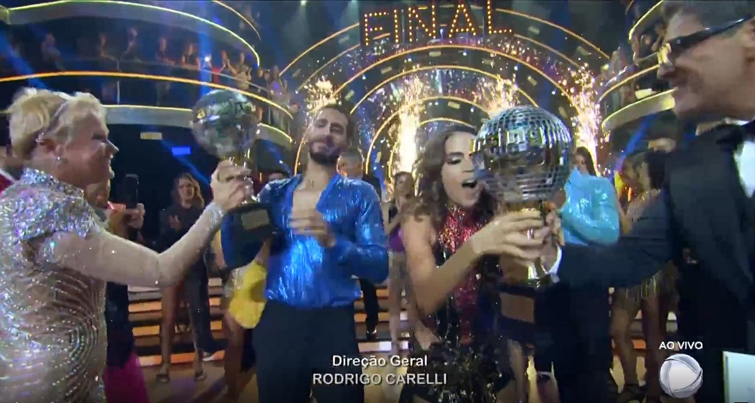 Xuxa entrega troféus no Dancing Brasil (Reprodução: PlayPlus)