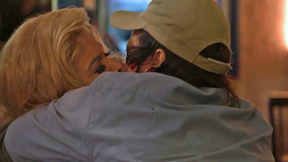 Cena de beijo entre Marcos Paulo (Nany People) e Robério (Heitor Martinez) - Foto: Reprodução / Globo