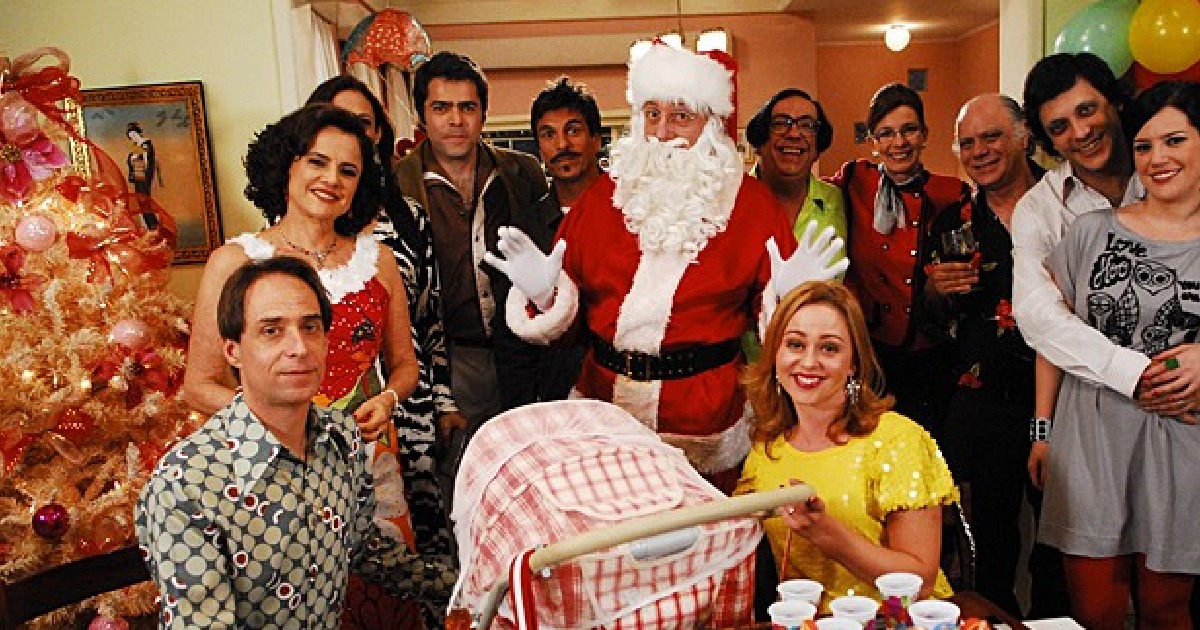 Um dos Natais da série A Grande Família, com Lineu (Marco Nanini) vestido de Papai Noel (Divulgação/TV Globo)
