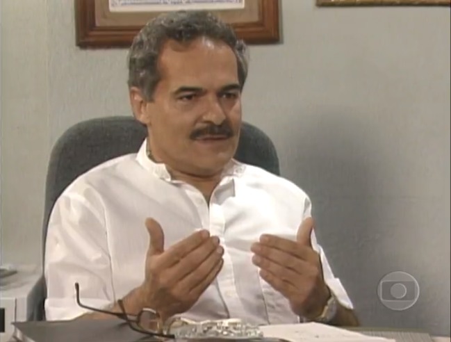 Othon Bastos como Dr. Cerqueira em O Portador (Reprodução/TV Globo)