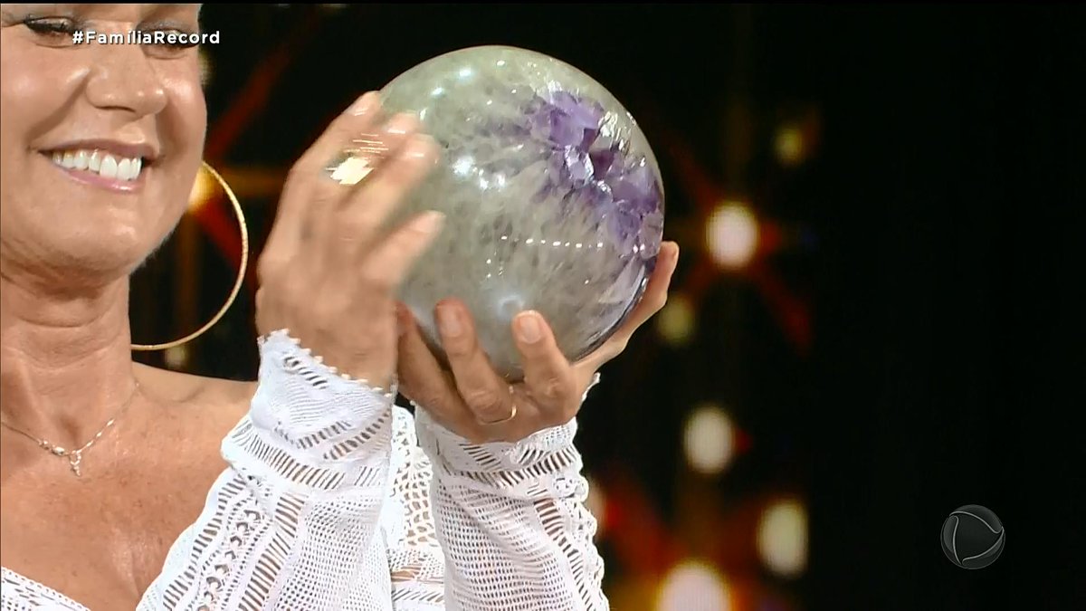 Xuxa ganha cristal energizante de Samara Felippo