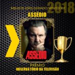Assédio ganhou prêmio Observatório da Televisão como Melhor Série/Seriado/Minissérie (Montagem: Reprodução)